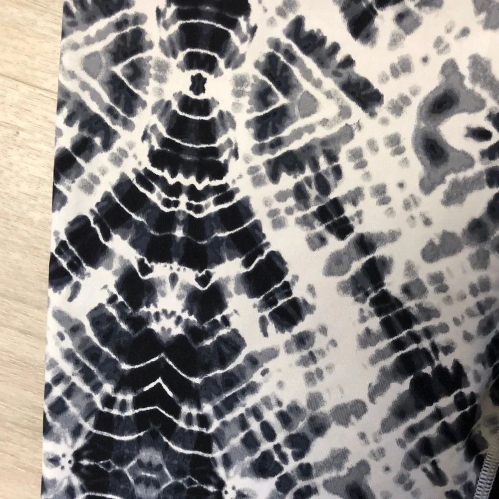 Victoria's Secret Black and White Tie Dye Leggings Athletic Fit